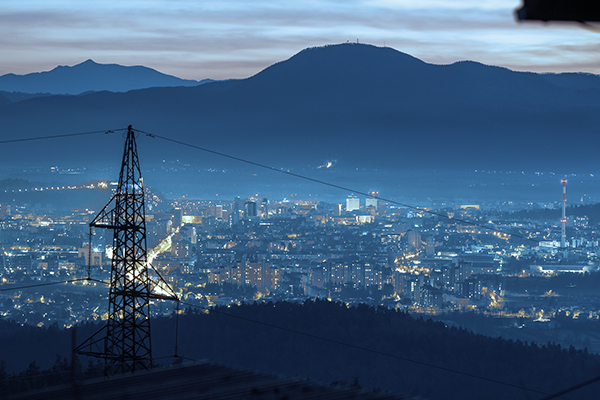 HV, MV आणि LV पॉवर केबल्स विश्वसनीय विद्युत वितरणाची खात्री कशी करतात?